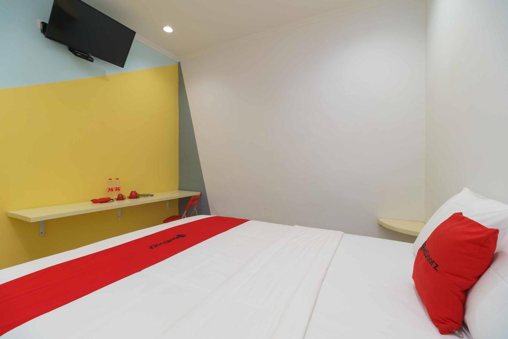Reddoorz At Taman Galaxy Bekasi Hotel Екстериор снимка